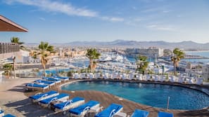 3 piscinas externas, guarda-sóis, espreguiçadeiras