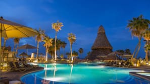 3 piscinas externas, guarda-sóis, espreguiçadeiras
