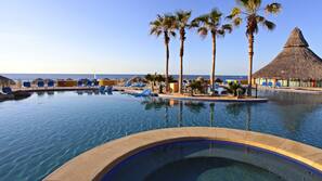 3 piscinas externas, guarda-sóis, espreguiçadeiras
