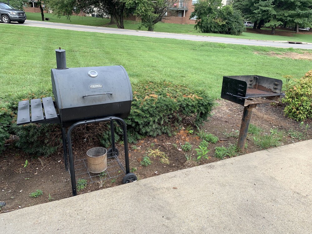 BBQ/picnic area, Quality Inn Gallatin - Nashville Metro