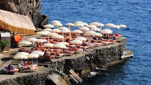 Plage privée, chaises longues, parasols, serviettes de plage