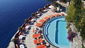 Piscine extérieure, parasols de plage, chaises longues