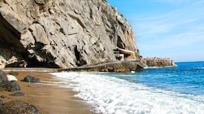 Plage privée, chaises longues, parasols, serviettes de plage
