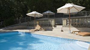Piscina externa sazonal, guarda-sóis, espreguiçadeiras