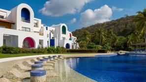 2 outdoor pools