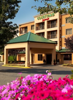 Courtyard By Marriott Cranbury South Brunswick In Nj Featured Image