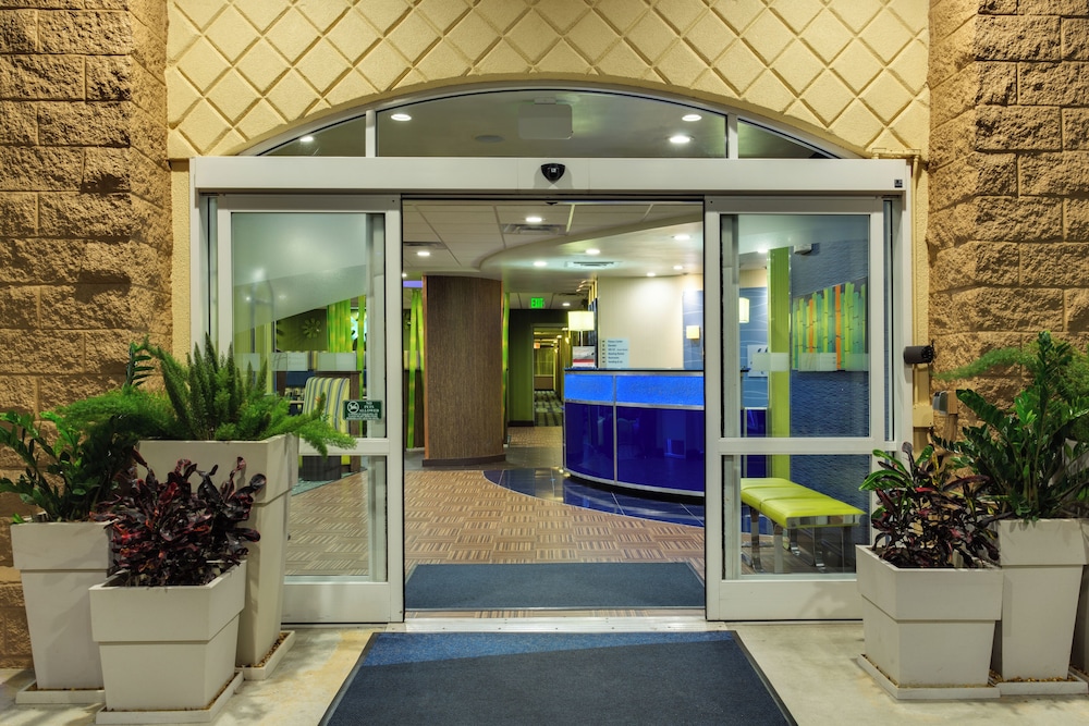 Holiday Inn Express Hotel &amp; Suites Plant City 2019 Room