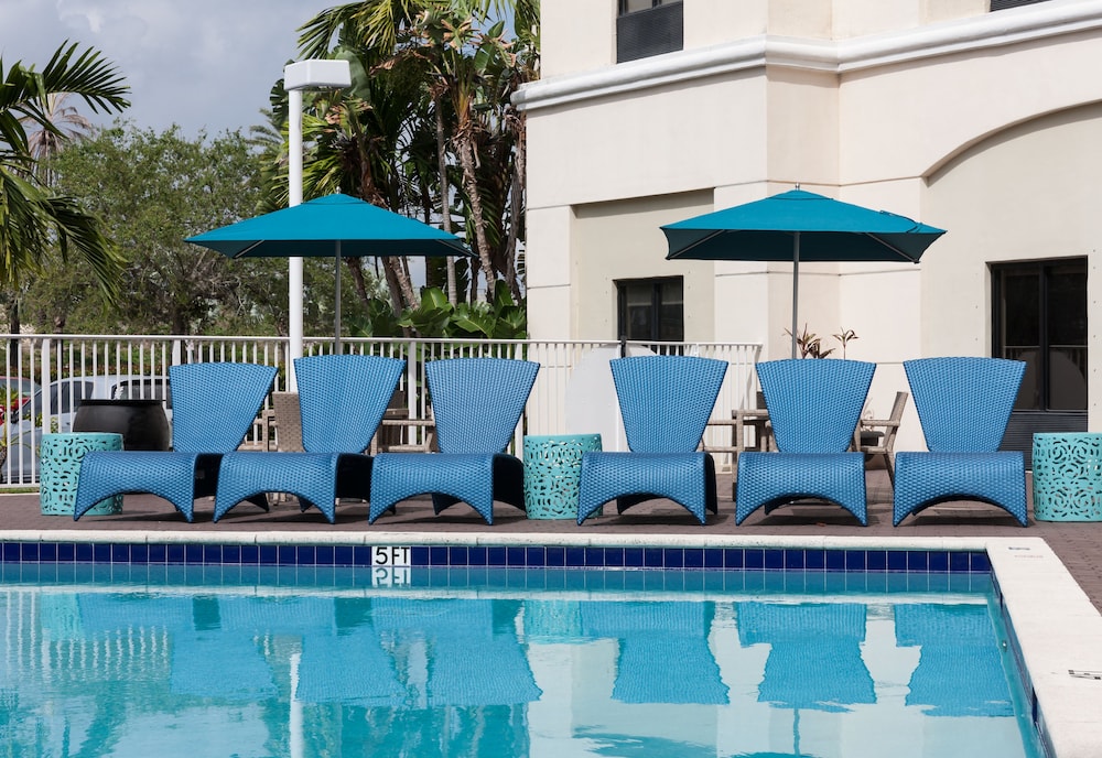 Outdoor pool, Hampton Inn & Suites by Hilton Miami-Doral/Dolphin Mall