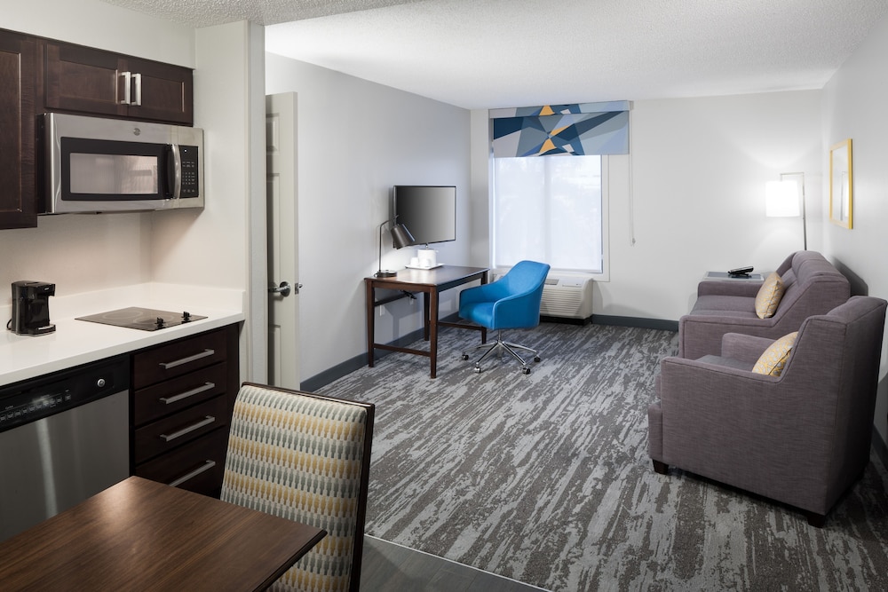 Living area, Hampton Inn & Suites by Hilton Miami-Doral/Dolphin Mall