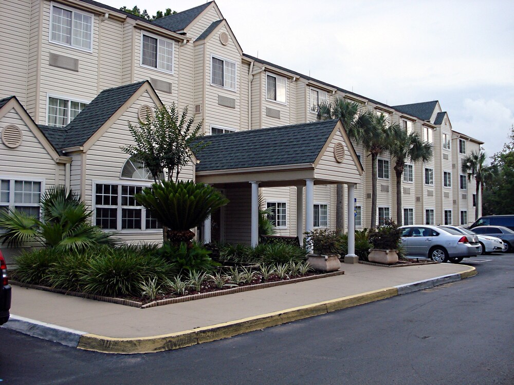 Hometown Inn & Suites Jacksonville - Butler Blvd./Southpoint