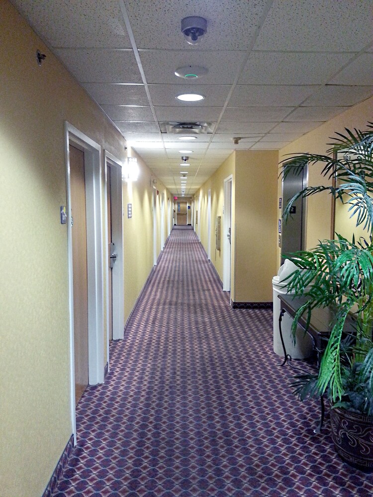 Hometown Inn & Suites Jacksonville - Butler Blvd./Southpoint