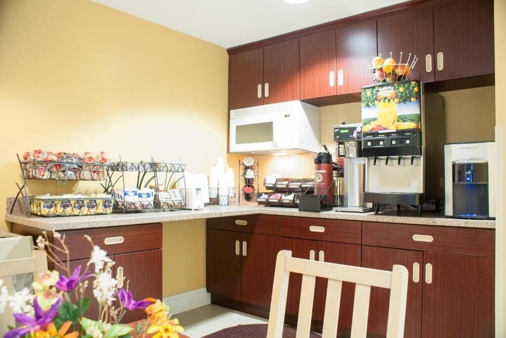 Hometown Inn & Suites Jacksonville - Butler Blvd./Southpoint