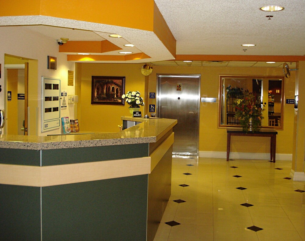 Hometown Inn & Suites Jacksonville - Butler Blvd./Southpoint