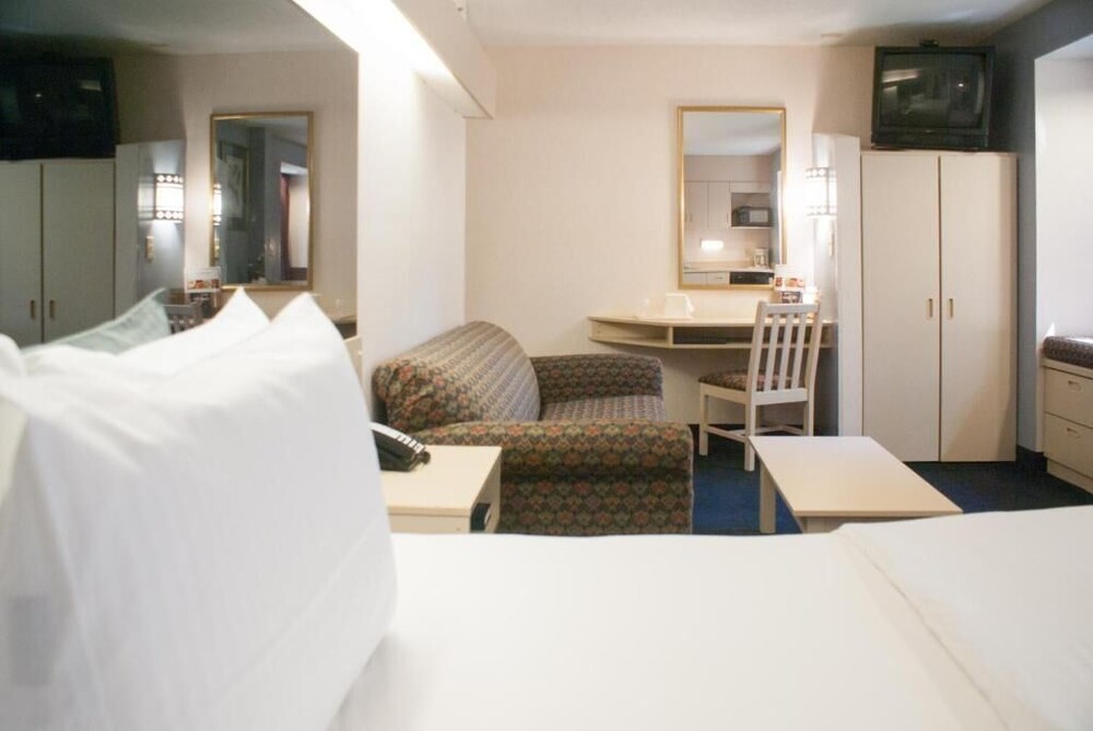 Hometown Inn & Suites Jacksonville - Butler Blvd./Southpoint