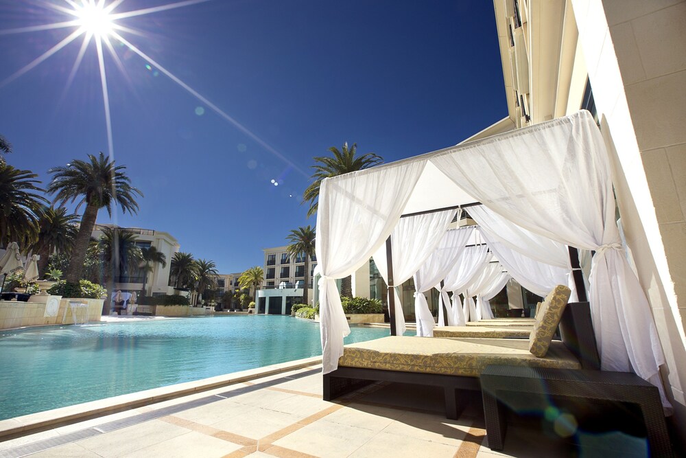 Outdoor pool, Palazzo Versace