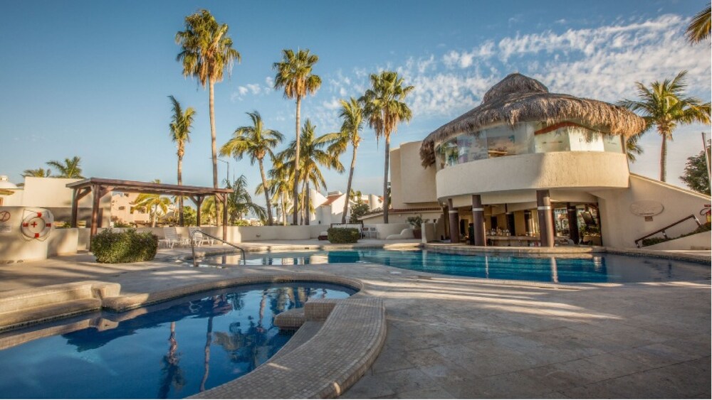 Poolside bar, Park Royal Homestay Los Cabos