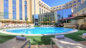 Una piscina al aire libre de temporada