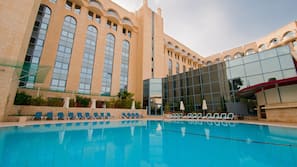 Una piscina al aire libre de temporada