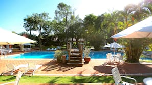 Piscina externa sazonal, guarda-sóis, espreguiçadeiras