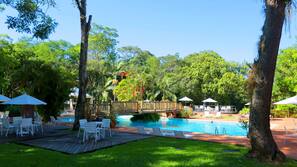 Piscina externa sazonal, guarda-sóis, espreguiçadeiras