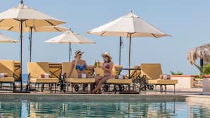 2 piscinas externas, guarda-sóis
