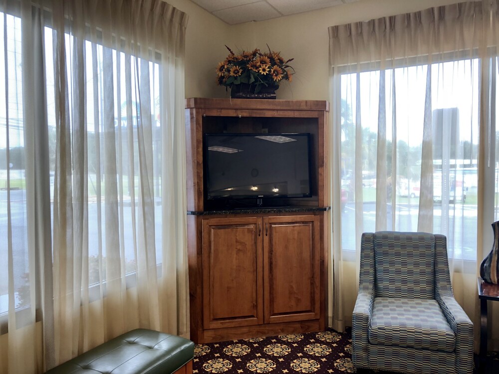 Lobby sitting area, Super 8 by Wyndham Valdosta Mall