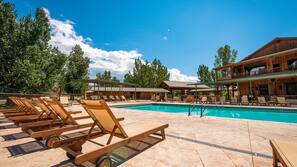 Piscine extérieure, chaises longues