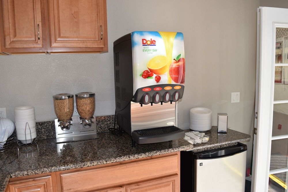 Breakfast area, Old Town Western Inn & Suites