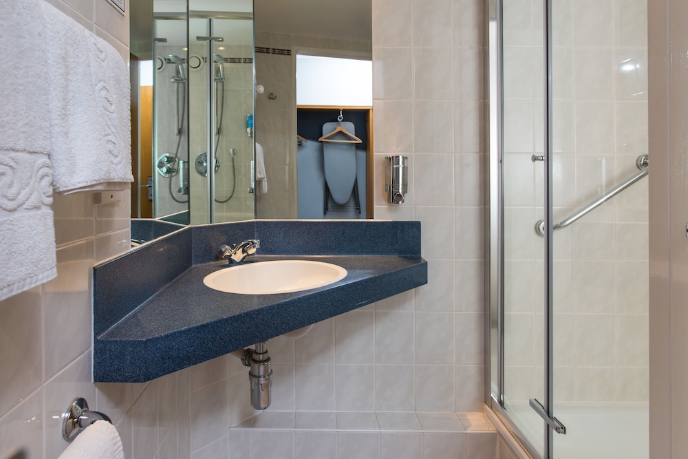 Bathroom, Holiday Inn Express East Midlands Airport, an IHG Hotel