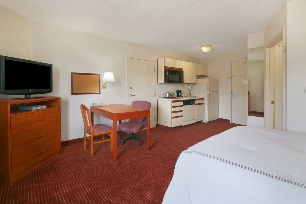 Days Inn & Suites by Wyndham Green Bay WI.