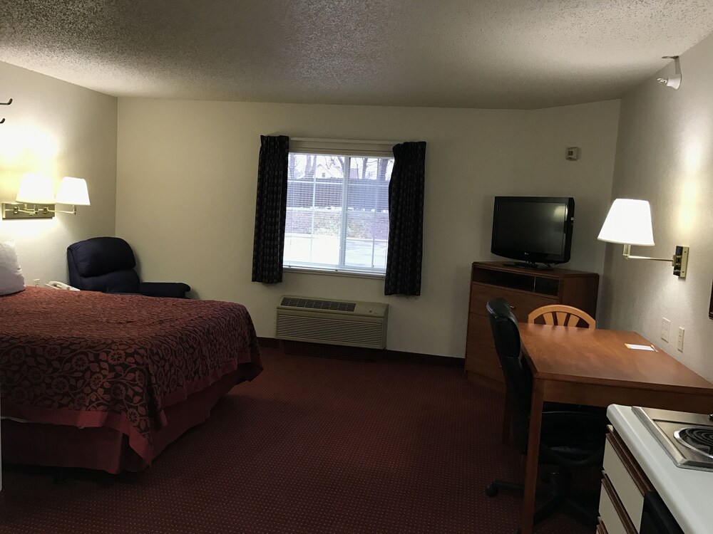 Days Inn & Suites by Wyndham Green Bay WI.