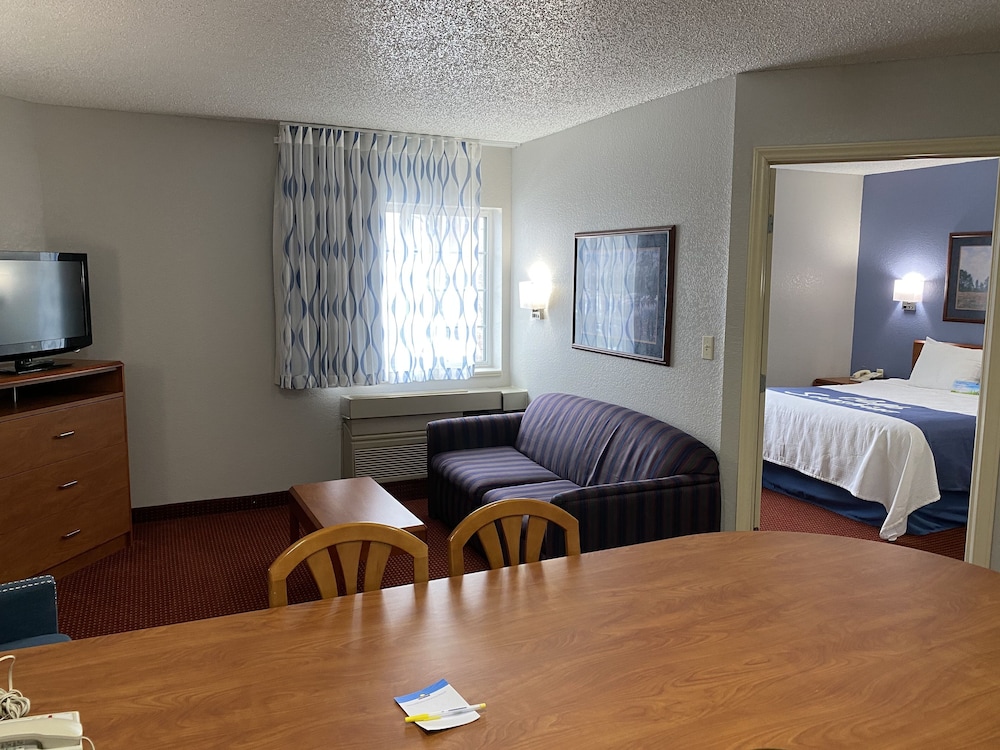 Days Inn & Suites by Wyndham Green Bay WI.