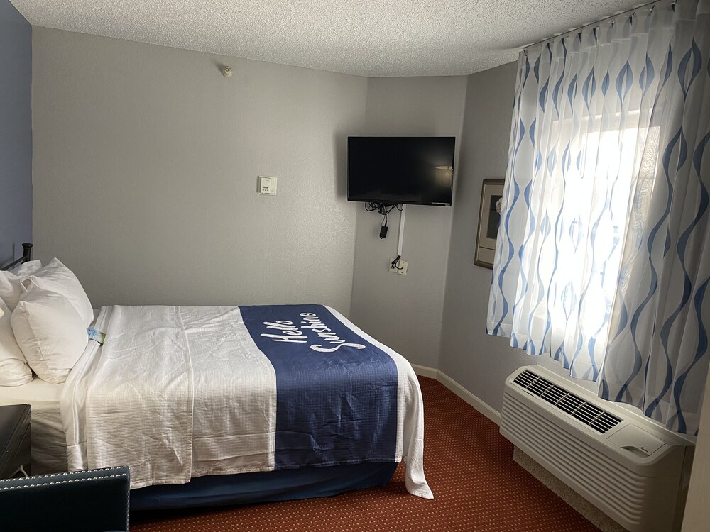 Days Inn & Suites by Wyndham Green Bay WI.