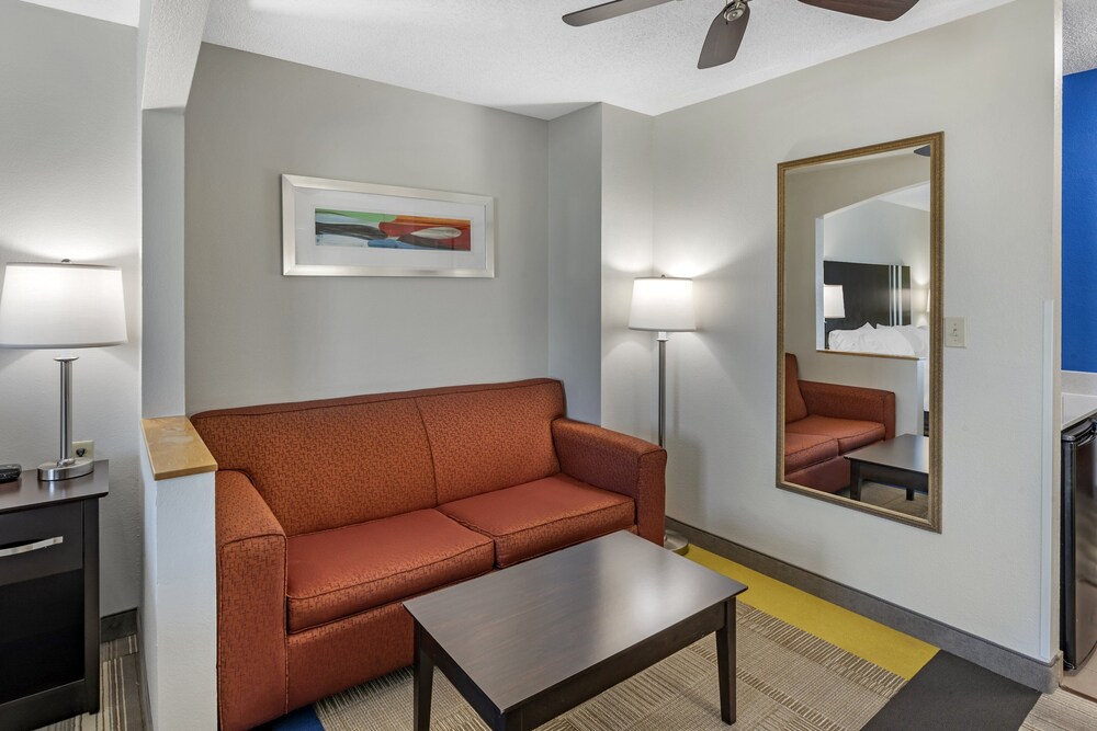 Holiday Inn Express Hotel & Suites Cincinnati-Blue Ash, an IHG Hotel