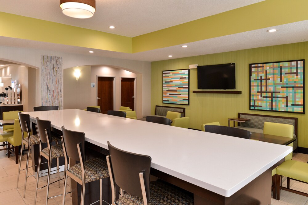 Holiday Inn Express Hotel & Suites Cincinnati-Blue Ash, an IHG Hotel