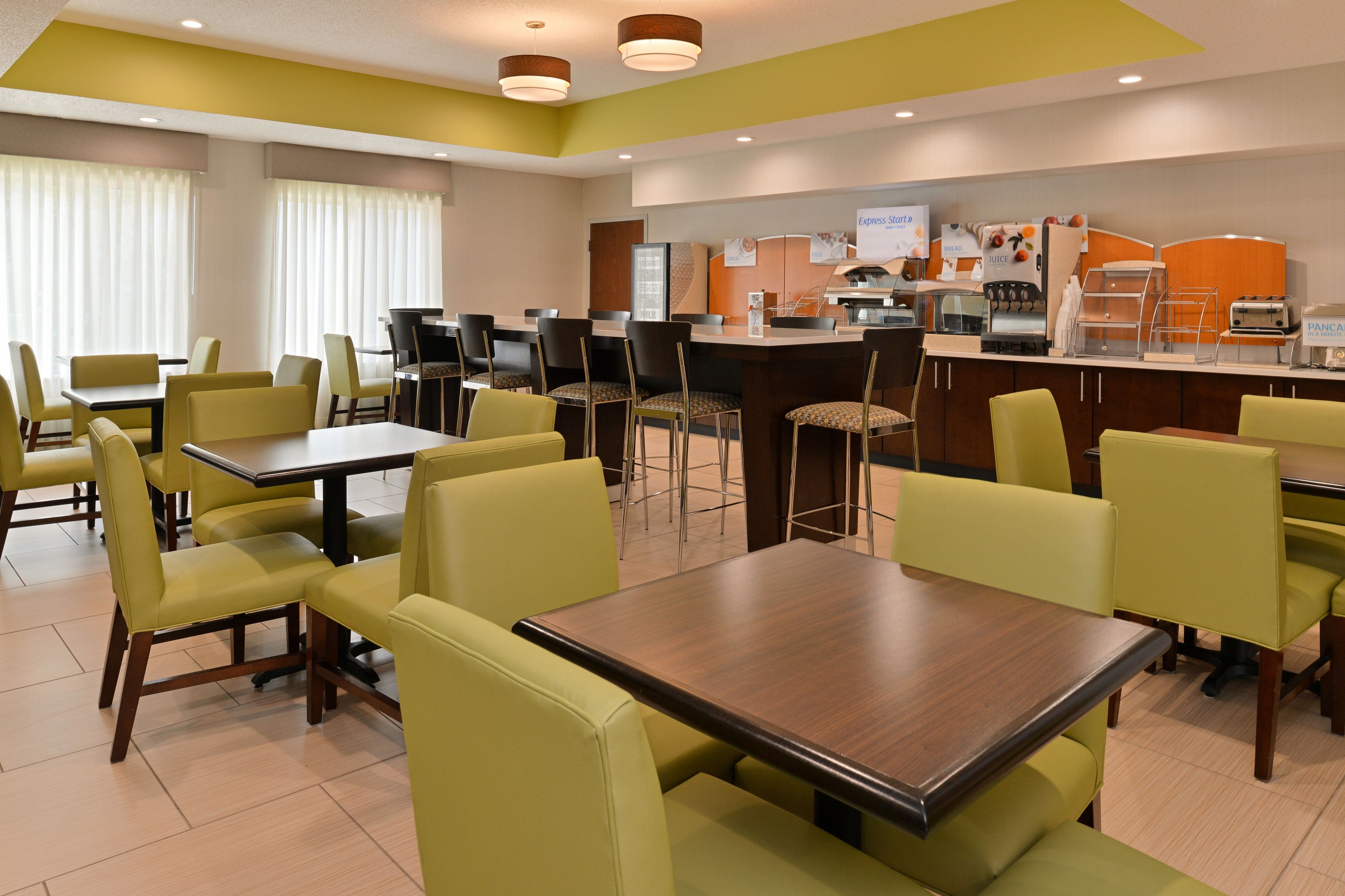 Holiday Inn Express Hotel Suites Cincinnati Blue Ash In