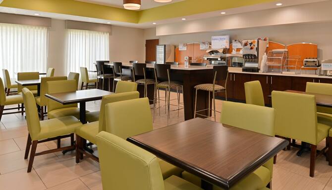 Holiday Inn Express Hotel Suites Cincinnati Blue Ash In