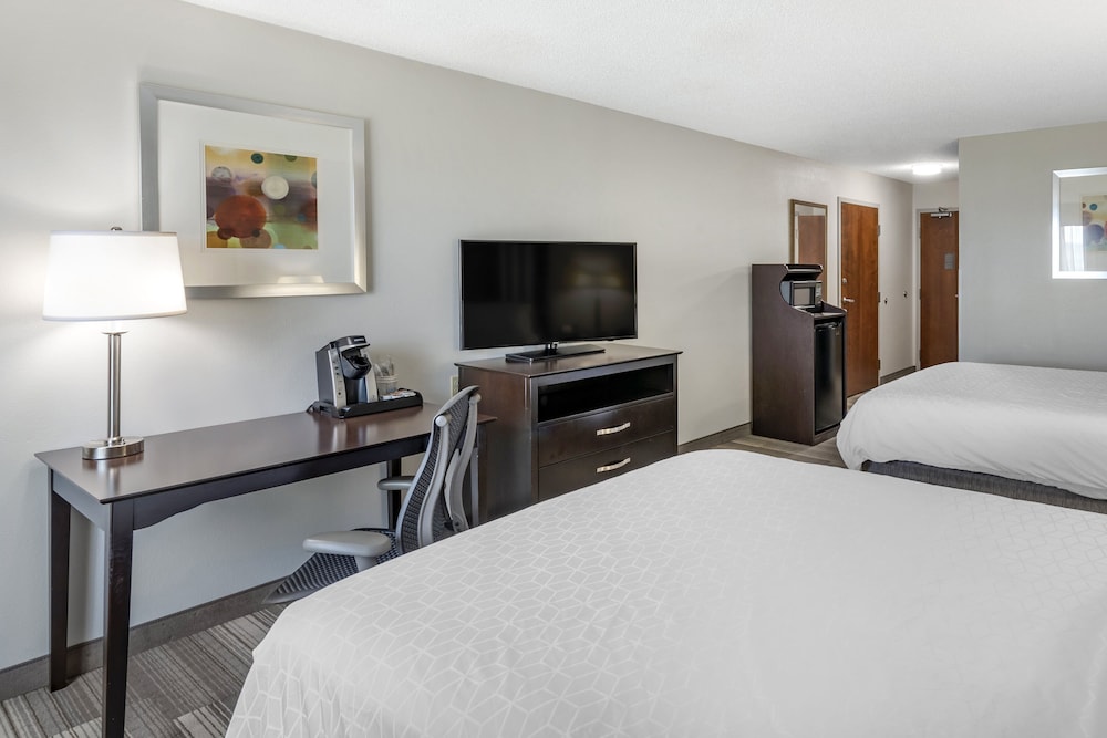 Holiday Inn Express Hotel & Suites Cincinnati-Blue Ash, an IHG Hotel