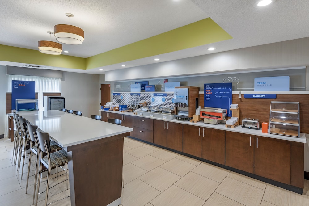 Holiday Inn Express Hotel & Suites Cincinnati-Blue Ash, an IHG Hotel