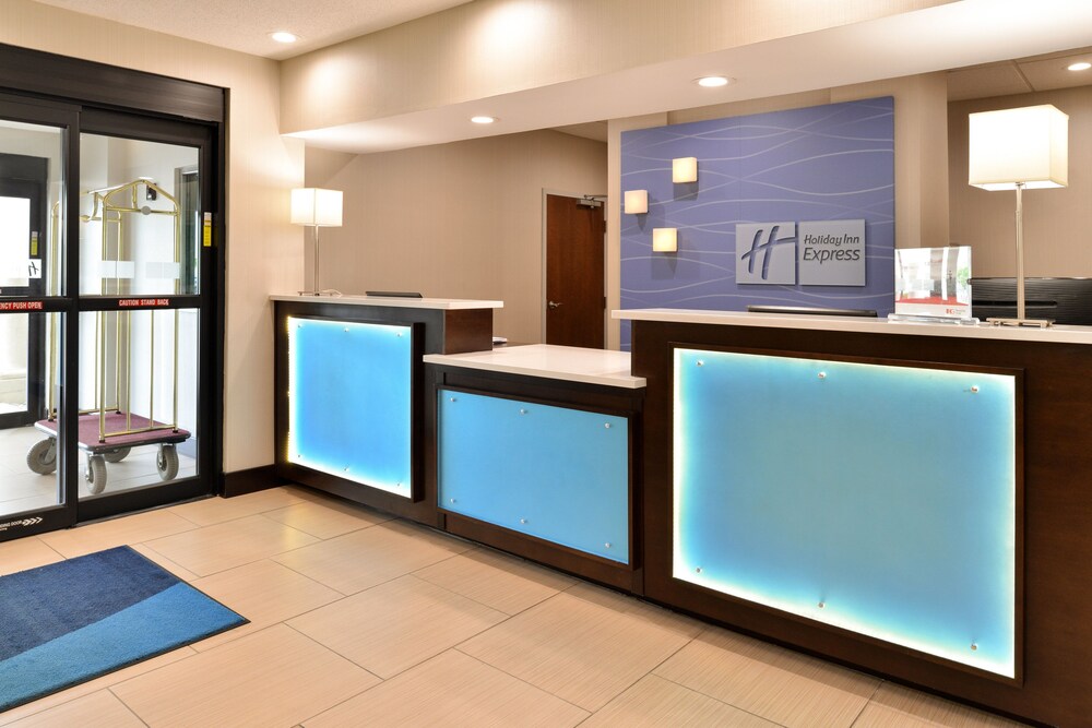 Holiday Inn Express Hotel & Suites Cincinnati-Blue Ash, an IHG Hotel