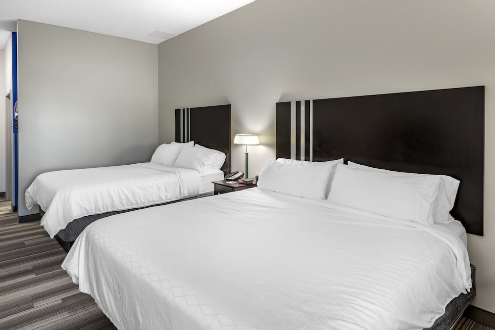 Holiday Inn Express Hotel & Suites Cincinnati-Blue Ash, an IHG Hotel