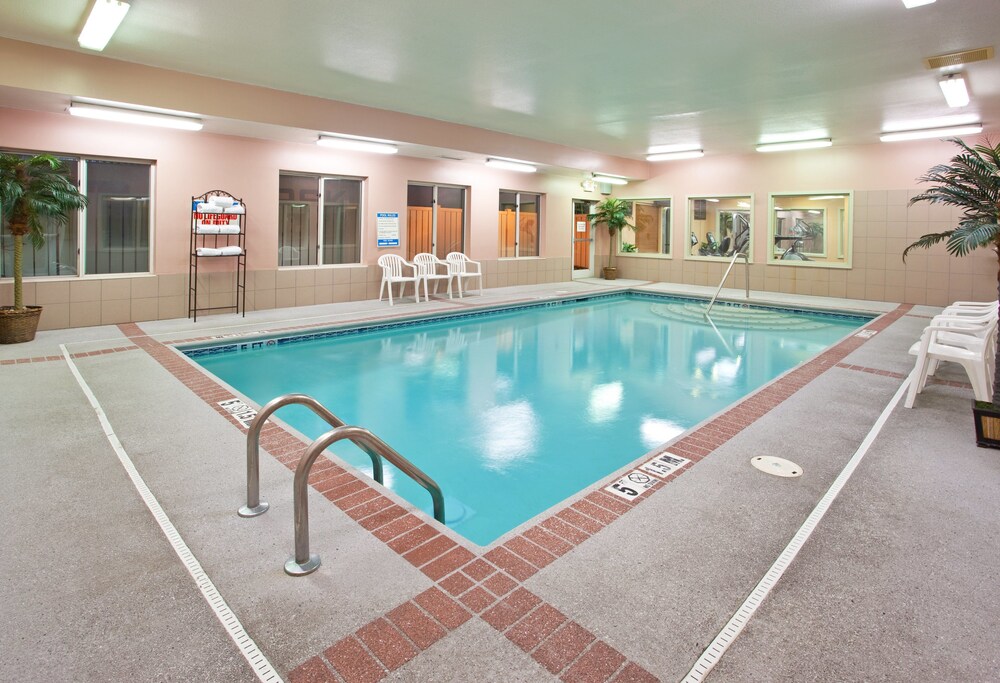 Holiday Inn Express Hotel & Suites Cincinnati-Blue Ash, an IHG Hotel