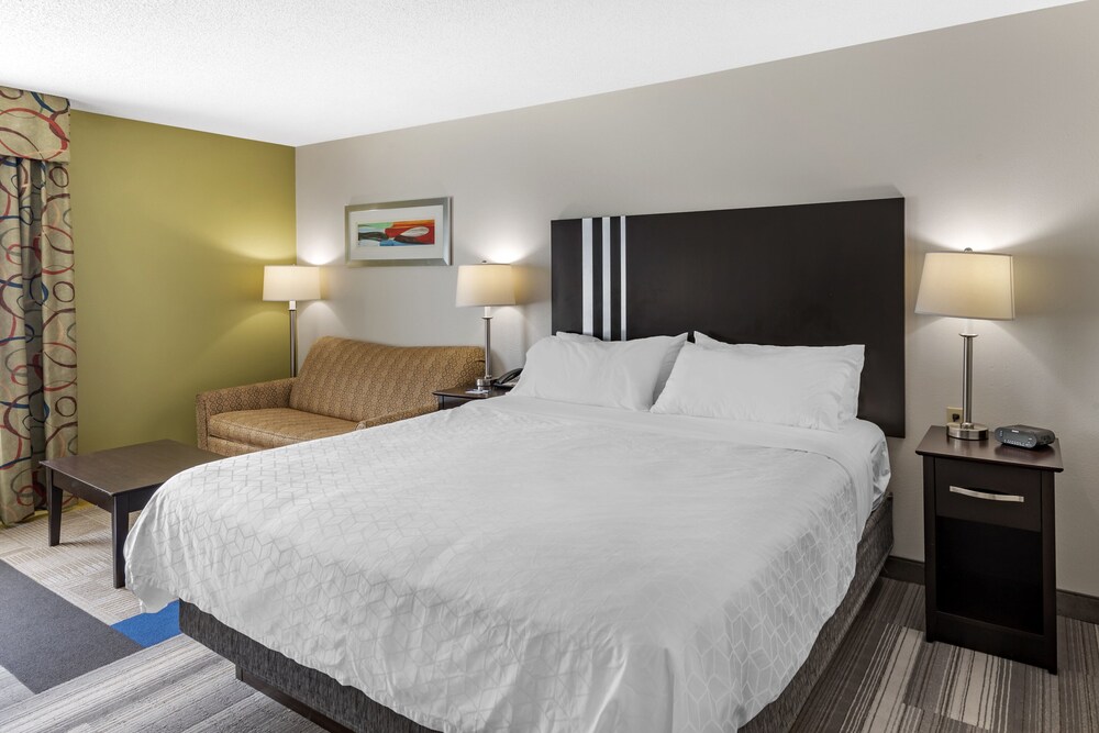 Holiday Inn Express Hotel & Suites Cincinnati-Blue Ash, an IHG Hotel