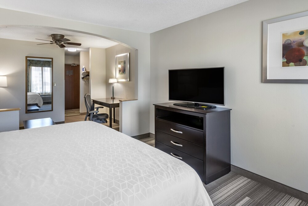 Holiday Inn Express Hotel & Suites Cincinnati-Blue Ash, an IHG Hotel