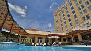 Outdoor pool, pool umbrellas, sun loungers