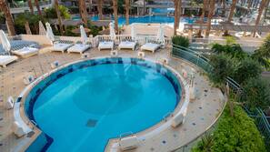 Piscine couverte, piscine extérieure, chaises longues