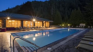2 indoor pools, 3 outdoor pools