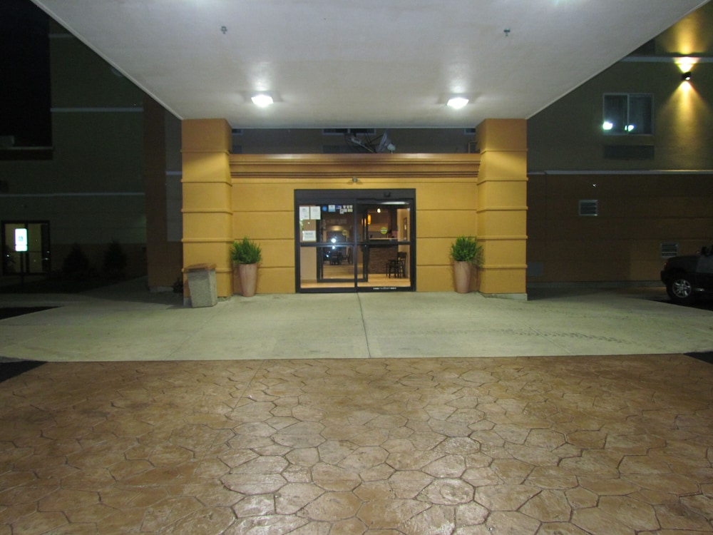 Ramada by Wyndham Glendale Heights/Lombard