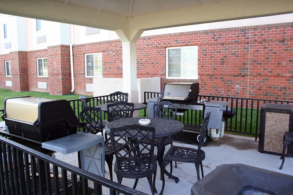 BBQ/picnic area, Candlewood Suites Herndon, an IHG Hotel