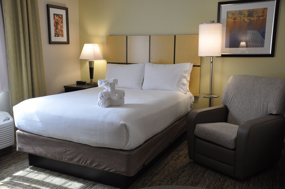 Room, Candlewood Suites Herndon, an IHG Hotel